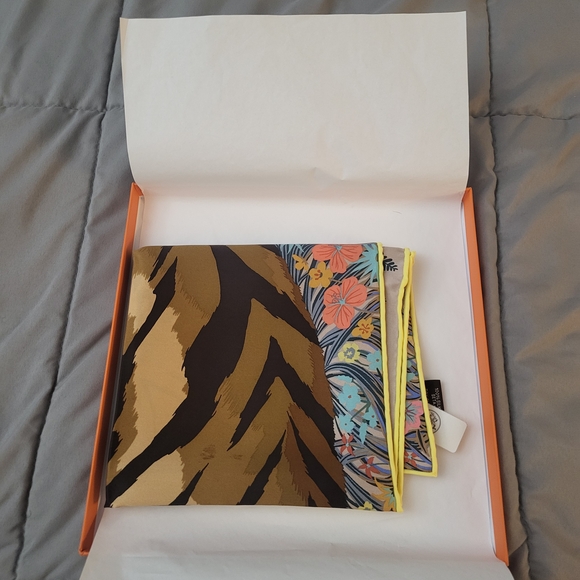 Hermes Vibrant Tiger and Floral Scarf - Picture 4 of 6